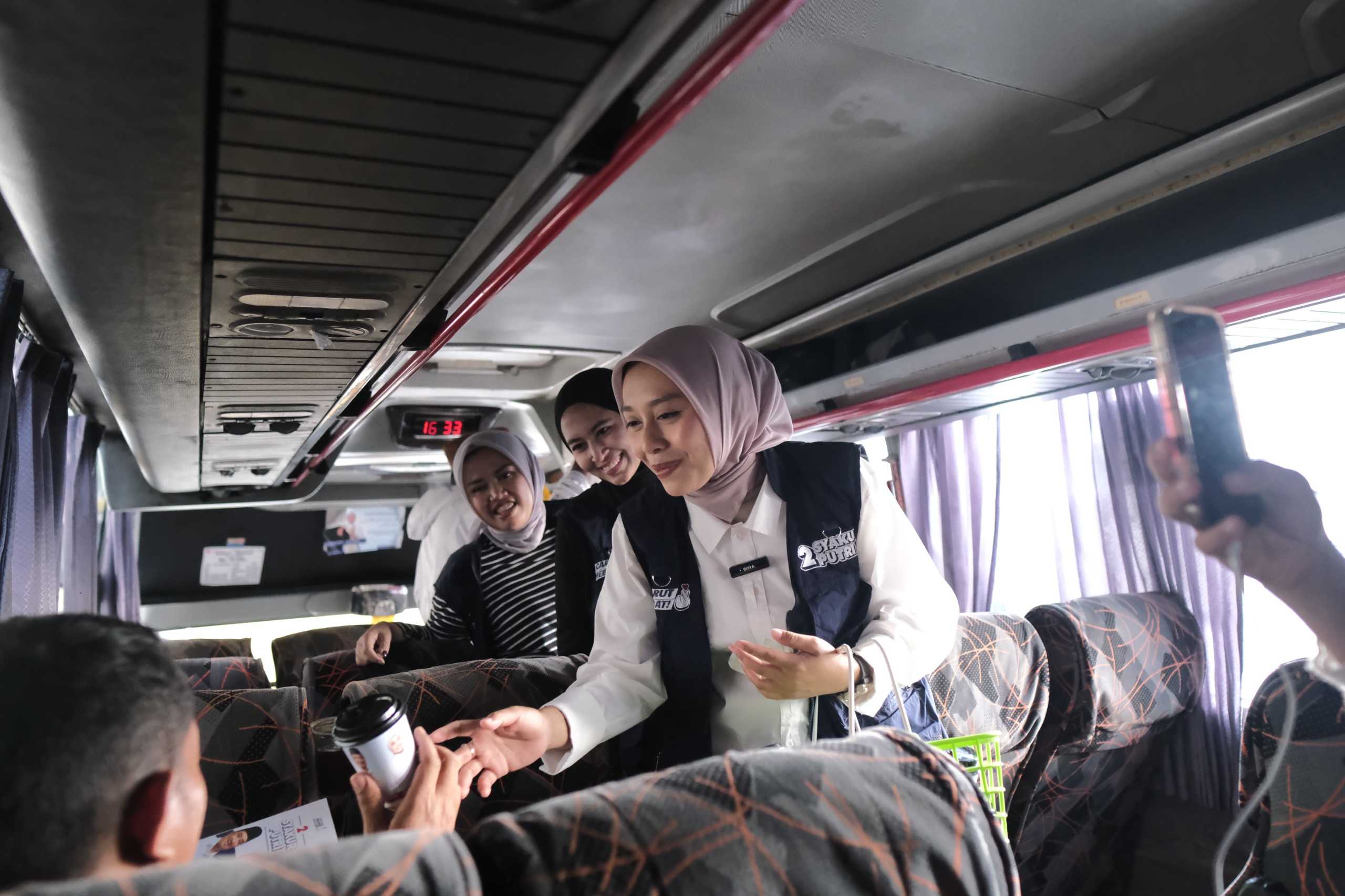 Putri Karlina Bagi-bagi Kopi di Terminal Guntur, Ajak Warga Gunakan Hak Pilih di Pilkada 2024